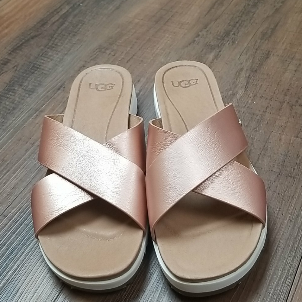    UGG®
Women's Kari Slide Flat Sandals